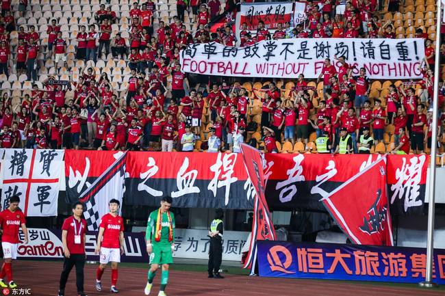  老牌劲旅波尔多降级引发球迷场外抗议风波  